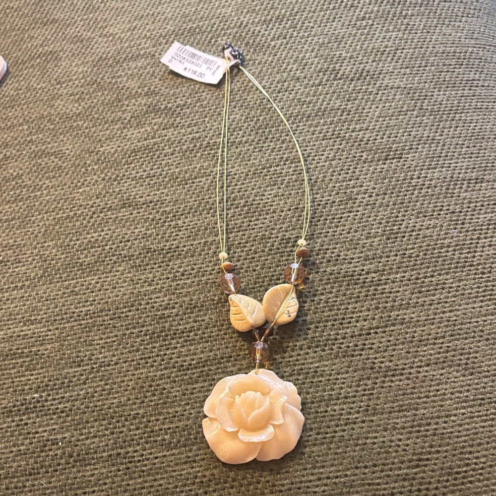 Elegant Cream Rose Pendant Choker